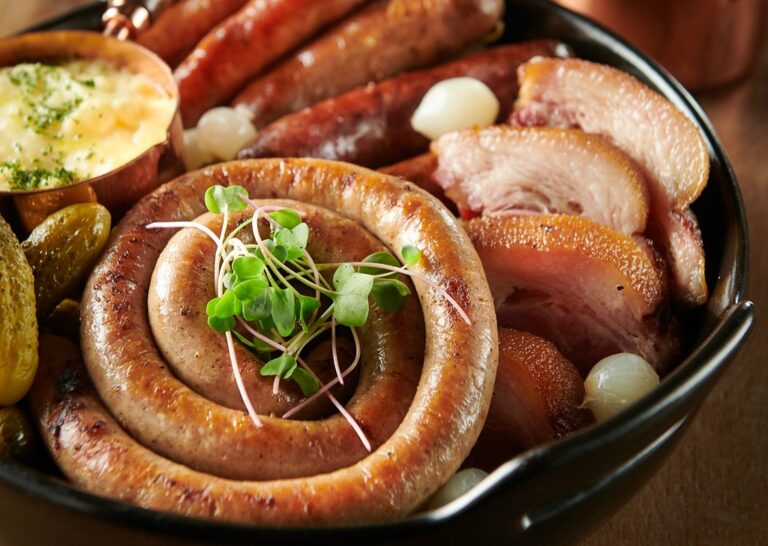 mized sausages platter 1 768x546